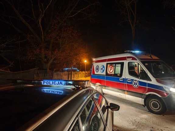 Dzielnicowi z Trzebiechowa odnaleźli mężczyznę śpiącego w lesie podczas mrozów