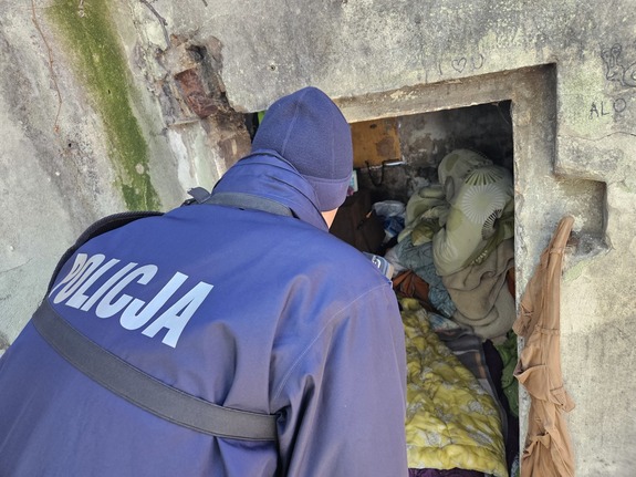 Policjanci realizują jedno z najważniejszych zadań- sprawdzają miejsca przebywania osób w kryzysie bezdomności