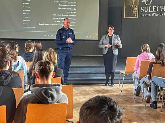 Policjanci w szkołach rozmawiają o przemocy, hejcie i odpowiedzialności prawnej