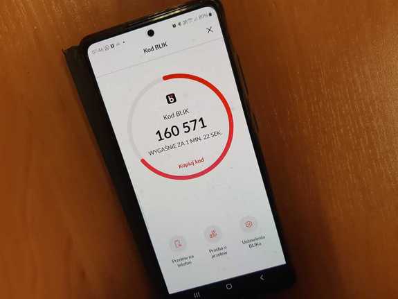 Cyberoszuści znowu atakują! Mężczyzna stracił ponad 21 tysięcy złotych na internetowych inwestycjach w akcje jednej ze spółek!