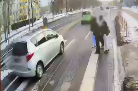 Skrajna nieodpowiedzialność na pasach. Dwóch kierowców zignorowało pieszych