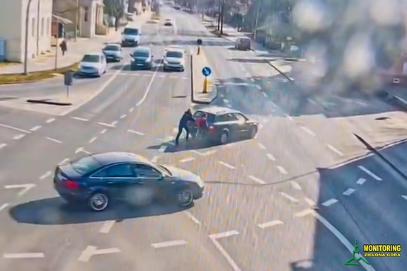 Zielonogórska policjantka pomogła kierującej podczas awarii na skrzyżowaniu