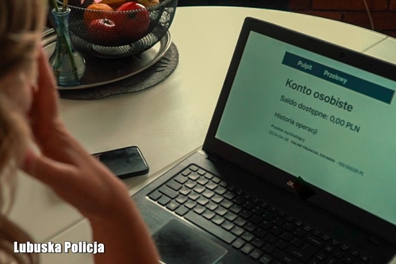 Internetowa inwestycja okazała się pułapką. Kobieta straciła ponad 120 tysięcy złotych
