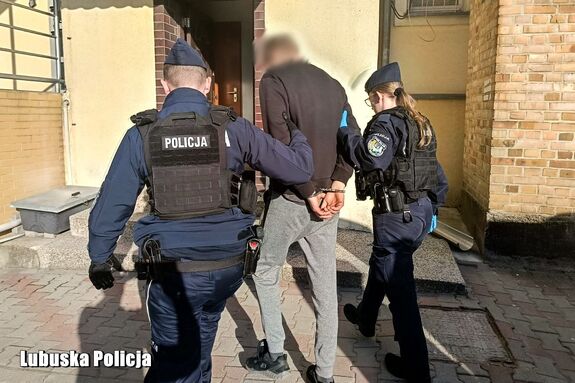 Policjanci po pościgu zatrzymali 28-letniego recydywistę. Kierował po wpływem narkotyków i po raz kolejny złamał zakaz prowadzenia pojazdów