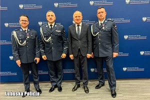Na zdjęciu widać policjantów w gabardynach wraz z Komendantem Wojewódzkim Policji w Gorzowie Wlkp również w gabardynie.