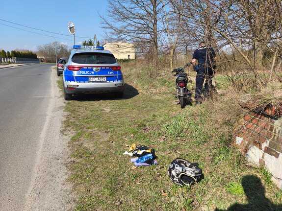 Pościg dzielnicowych zakończony zatrzymaniem mężczyzny, który miał zakaz prowadzenia wszelkich pojazdów i jechał kradzionym motorowerem