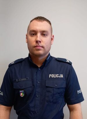 Fotografia przedstawia dzielnicowego w mundurze Błażeja Tondryk
