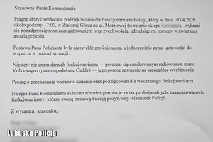 zdjęcie przedstawia podziękowania obywatela dla policjanta który pomógł mu podczas awarii pojazdu usunąć go z drogi.