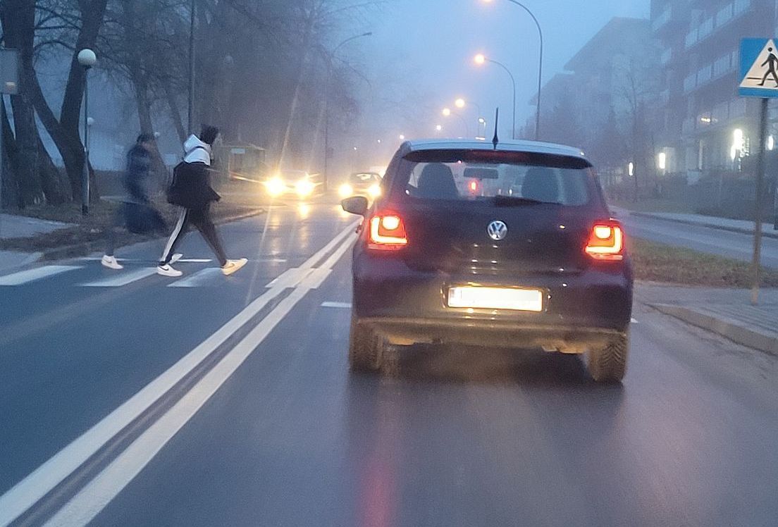 Policja ostrzega przed zmiennymi warunkami drogowymi jesienią